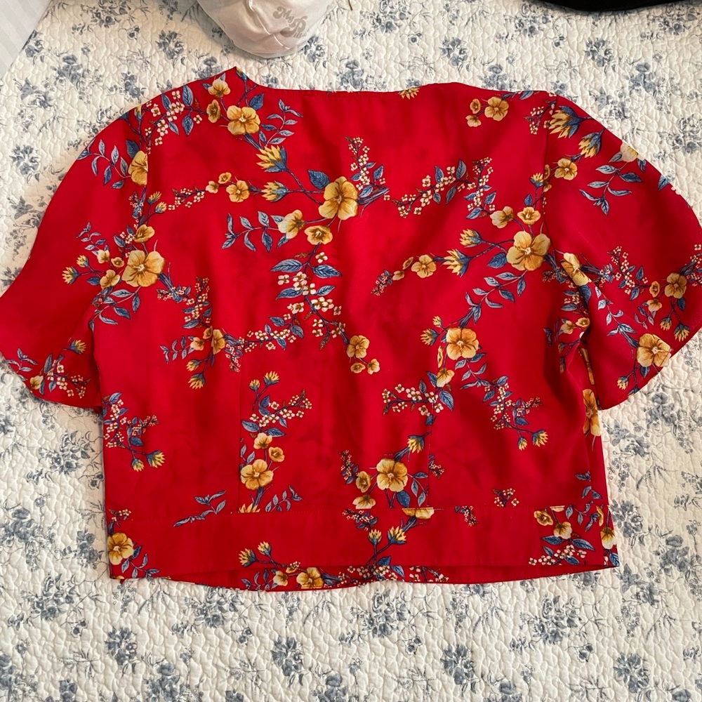 Lovely cropped top. Summer light